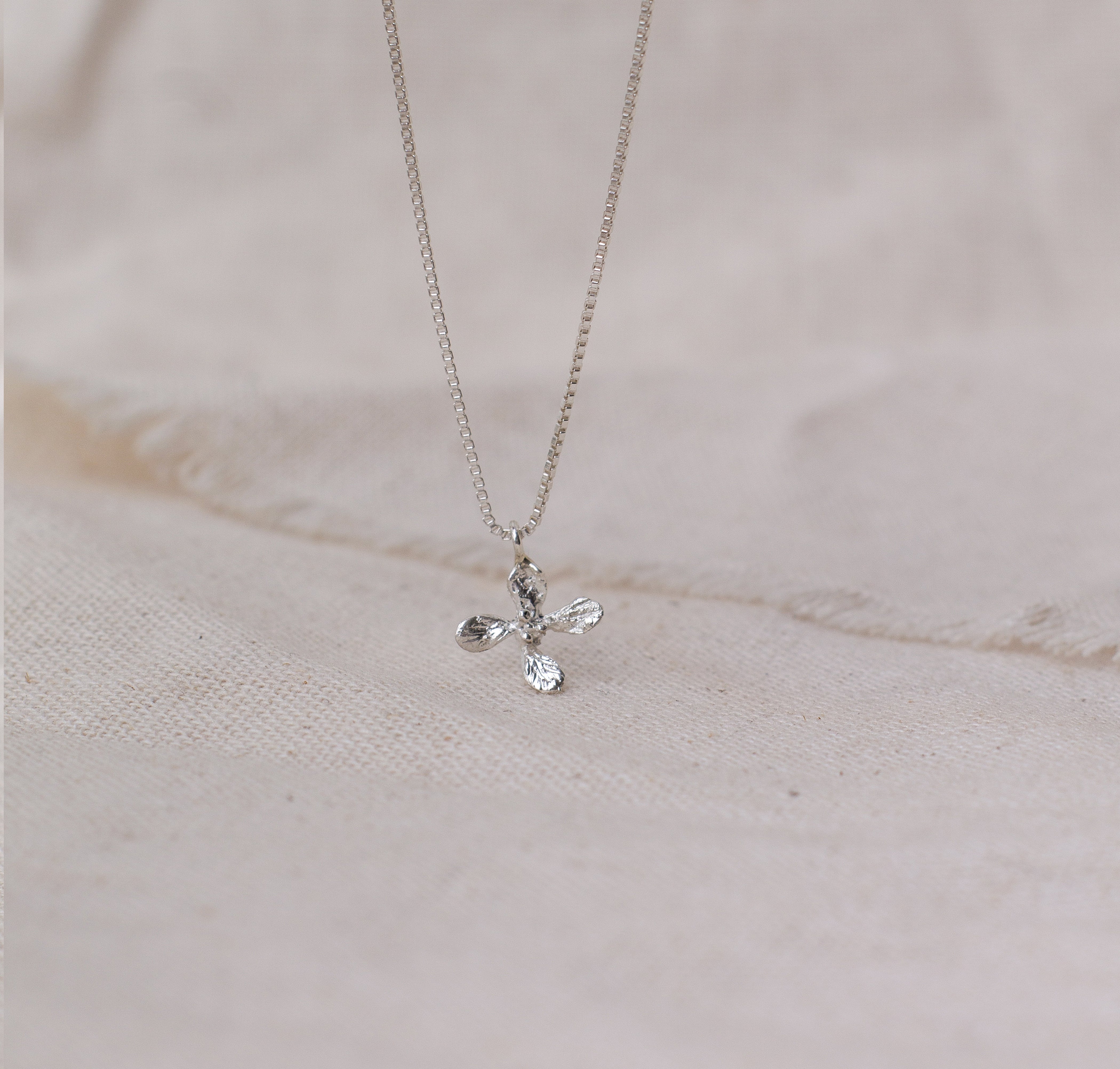 Collar mini flor rábano (Plata ley950)