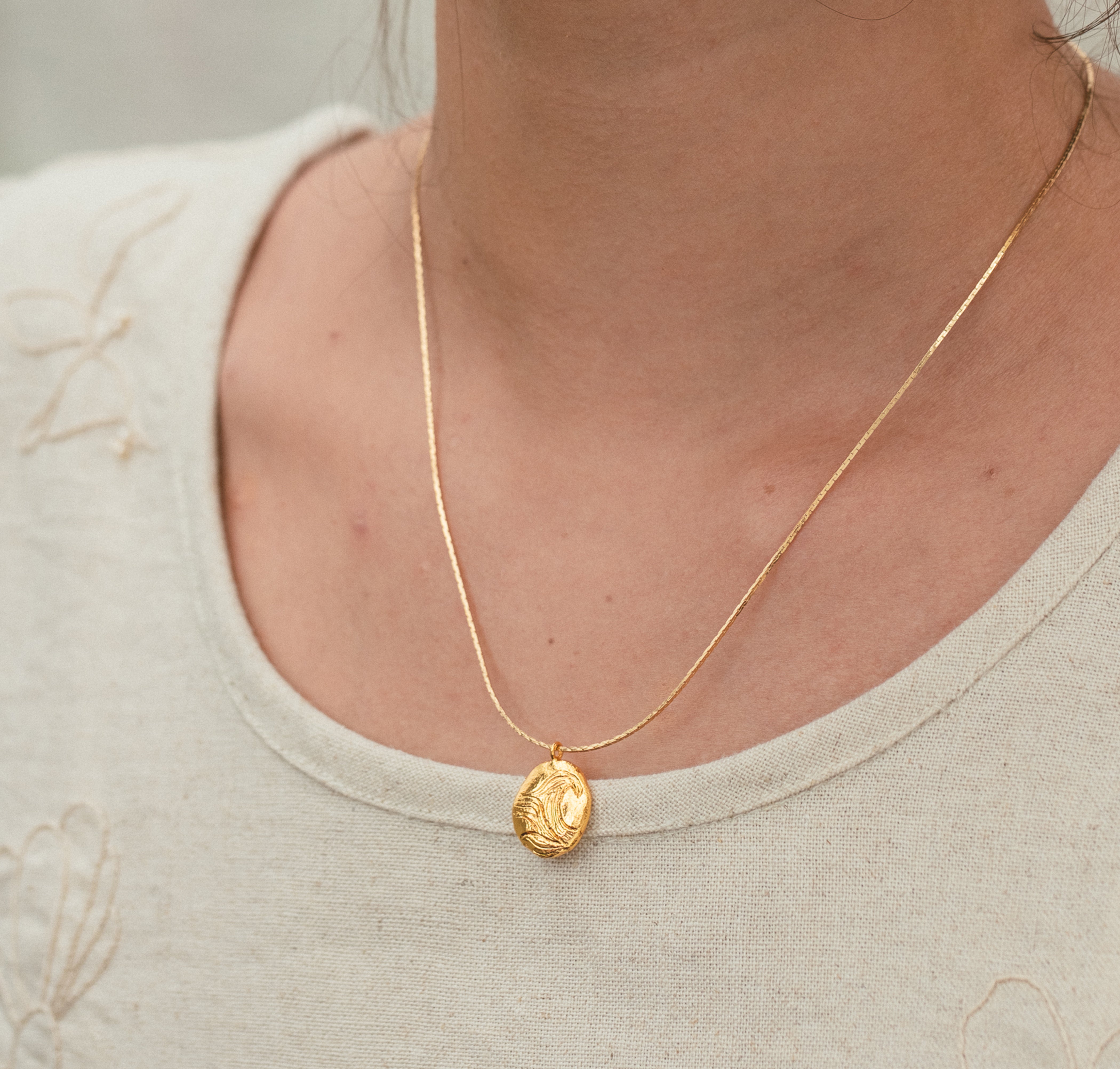 Collar moneda Ola