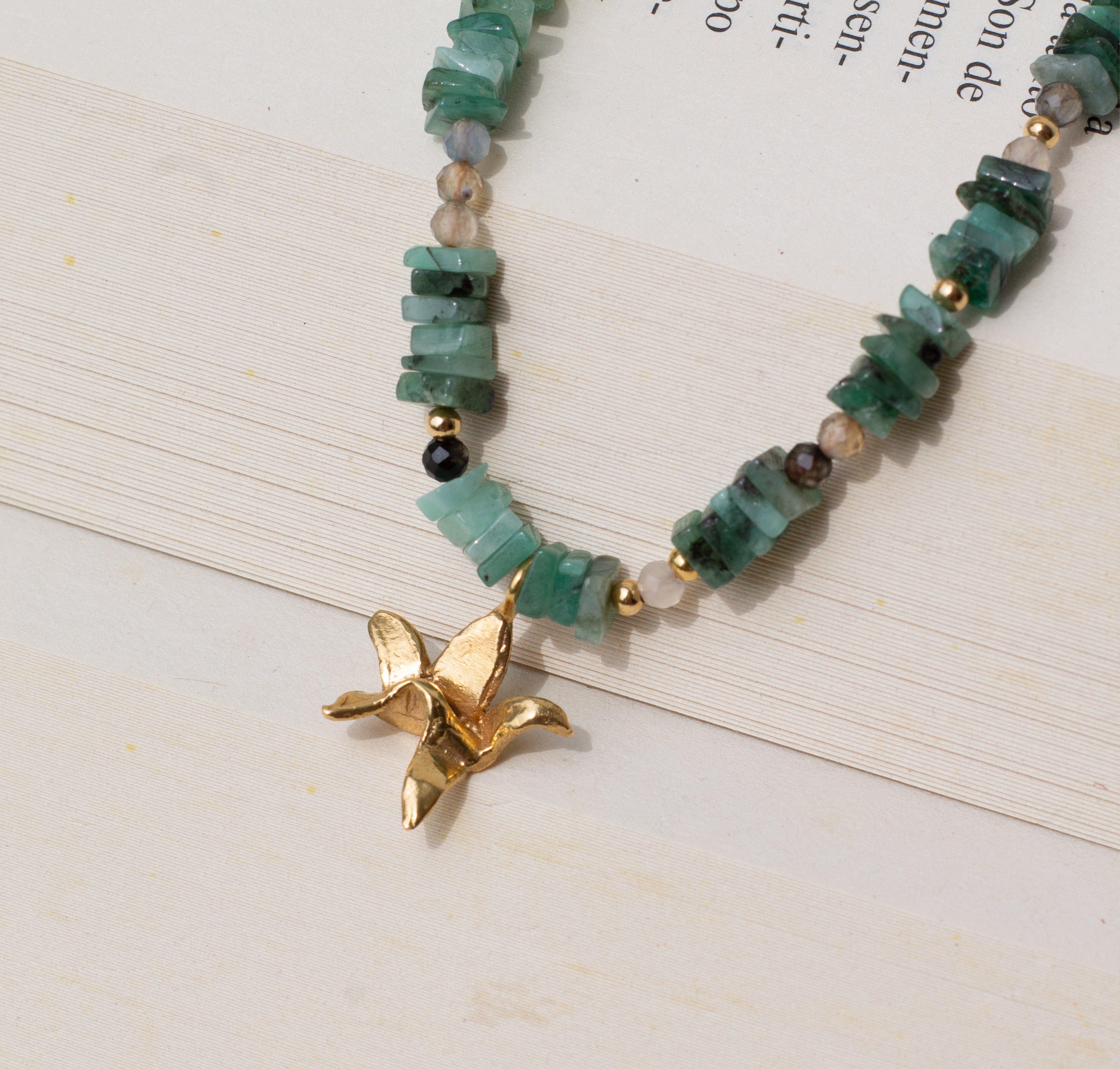 Collar flor con esmeraldas
