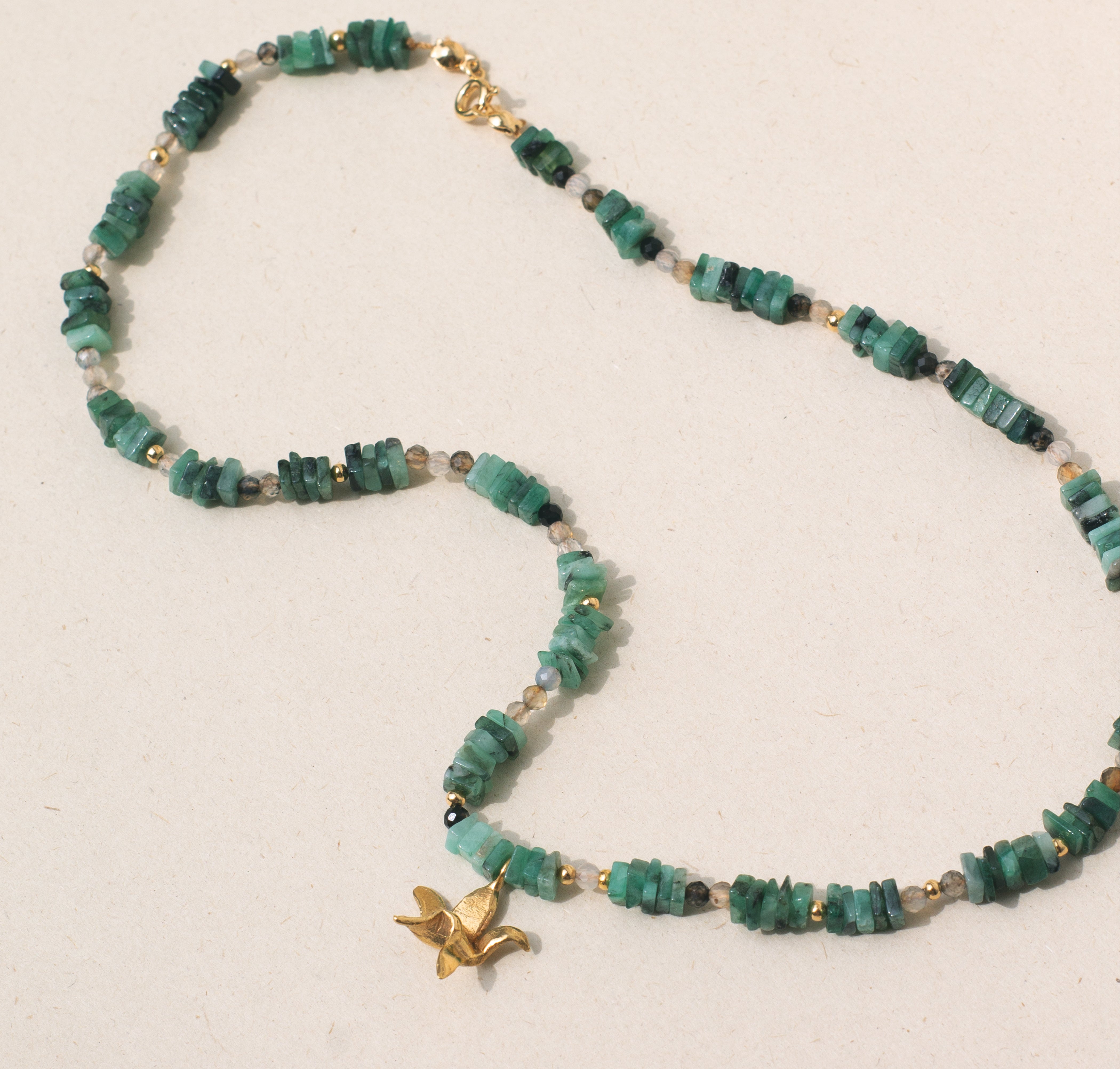 Collar flor con esmeraldas
