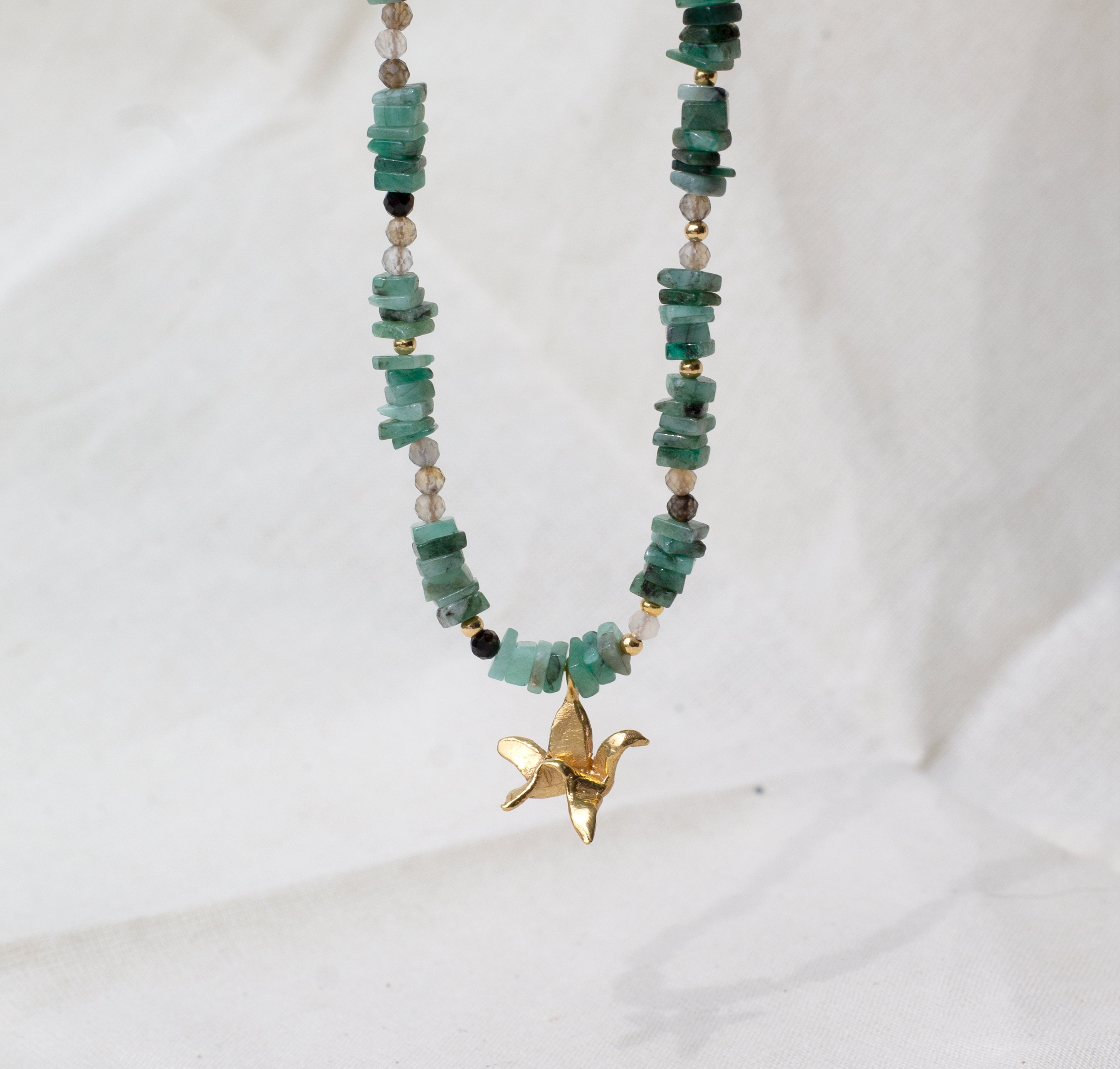 Collar flor con esmeraldas