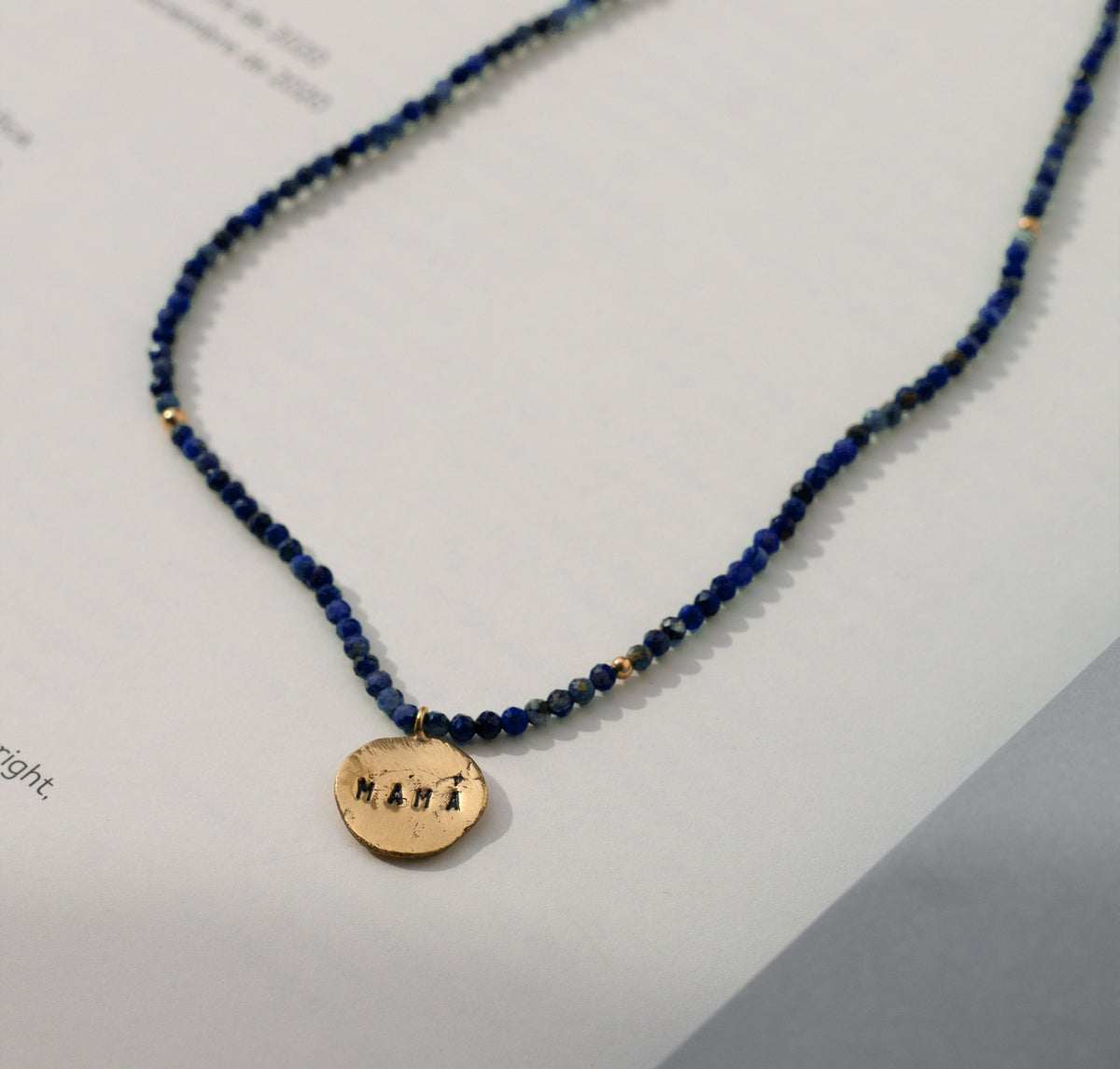Collar mamá edición especial en lapislázuli azul con dije dorado MAMÁ
