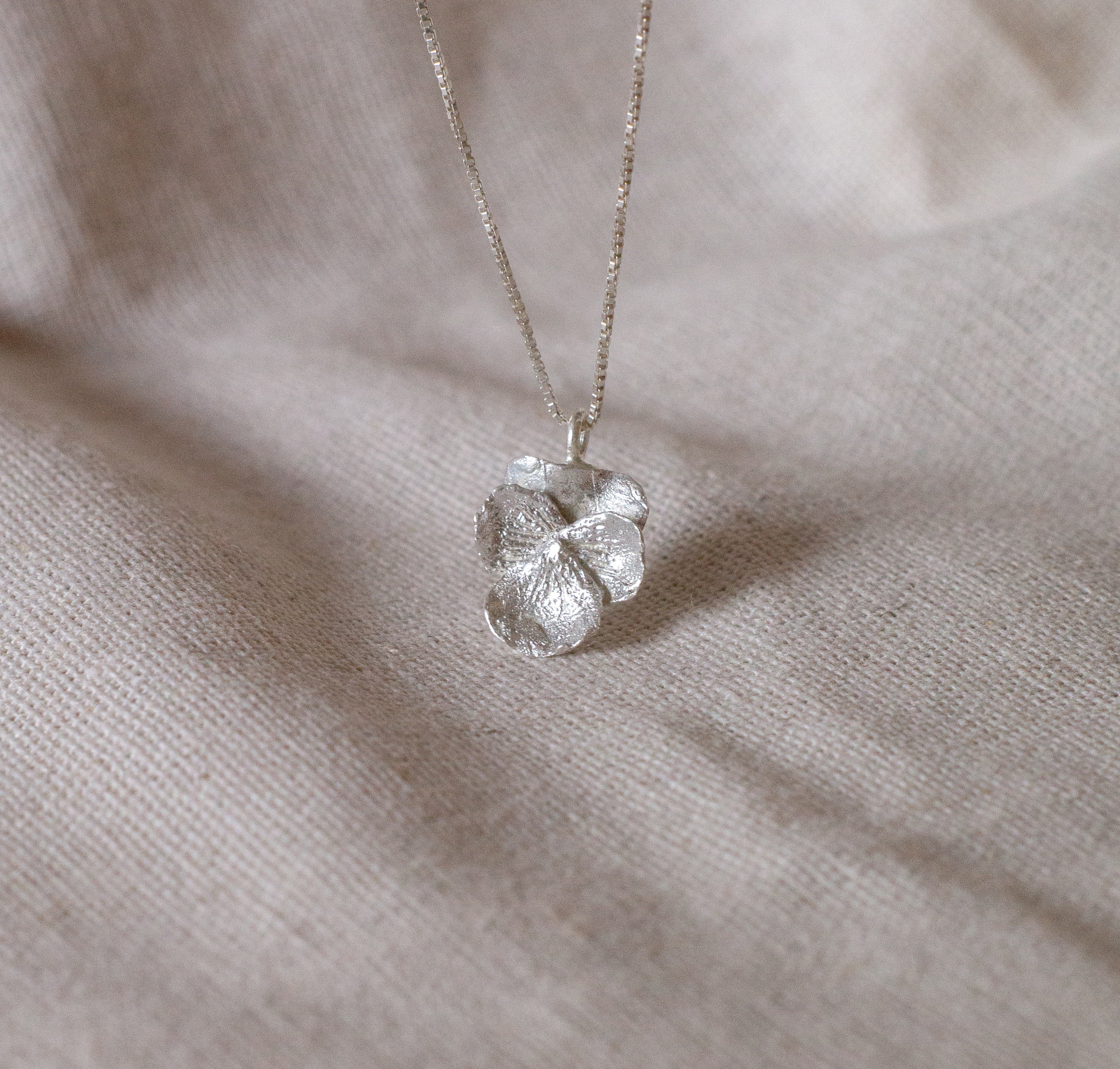 Collar Flor imperfecta (Plata ley950)