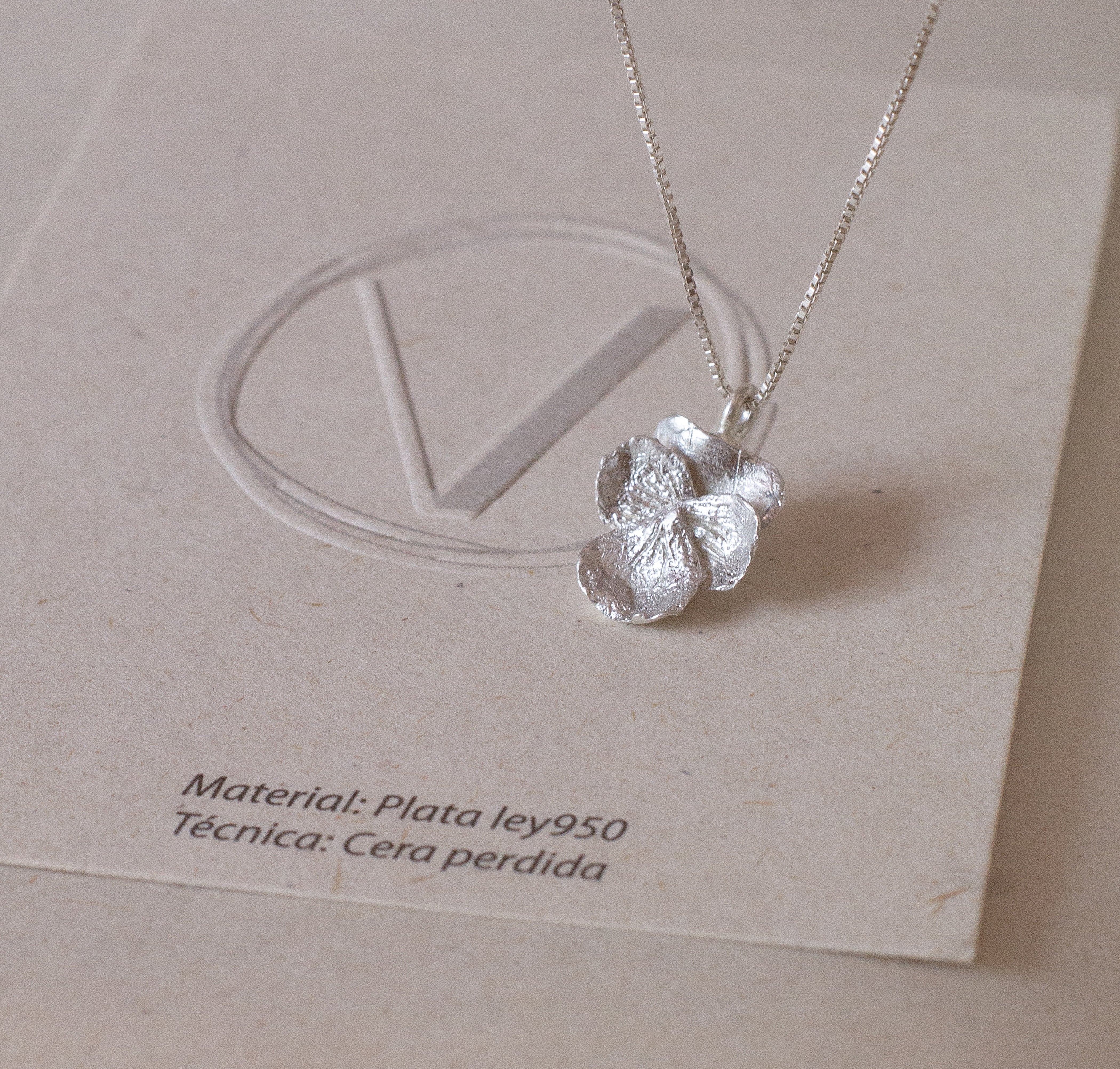 Collar Flor imperfecta (Plata ley950)