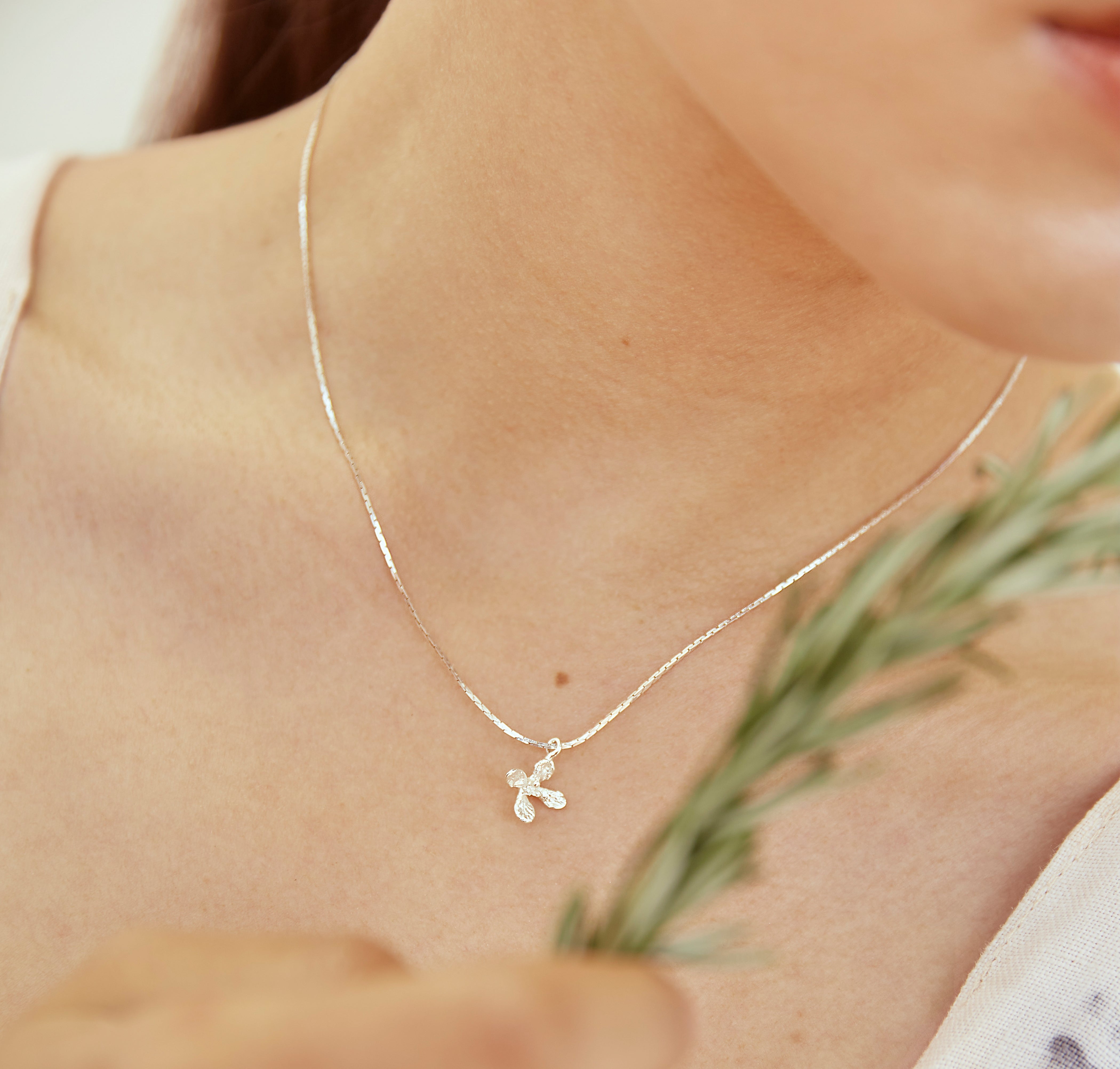 Collar mini flor rábano (Plata ley950)