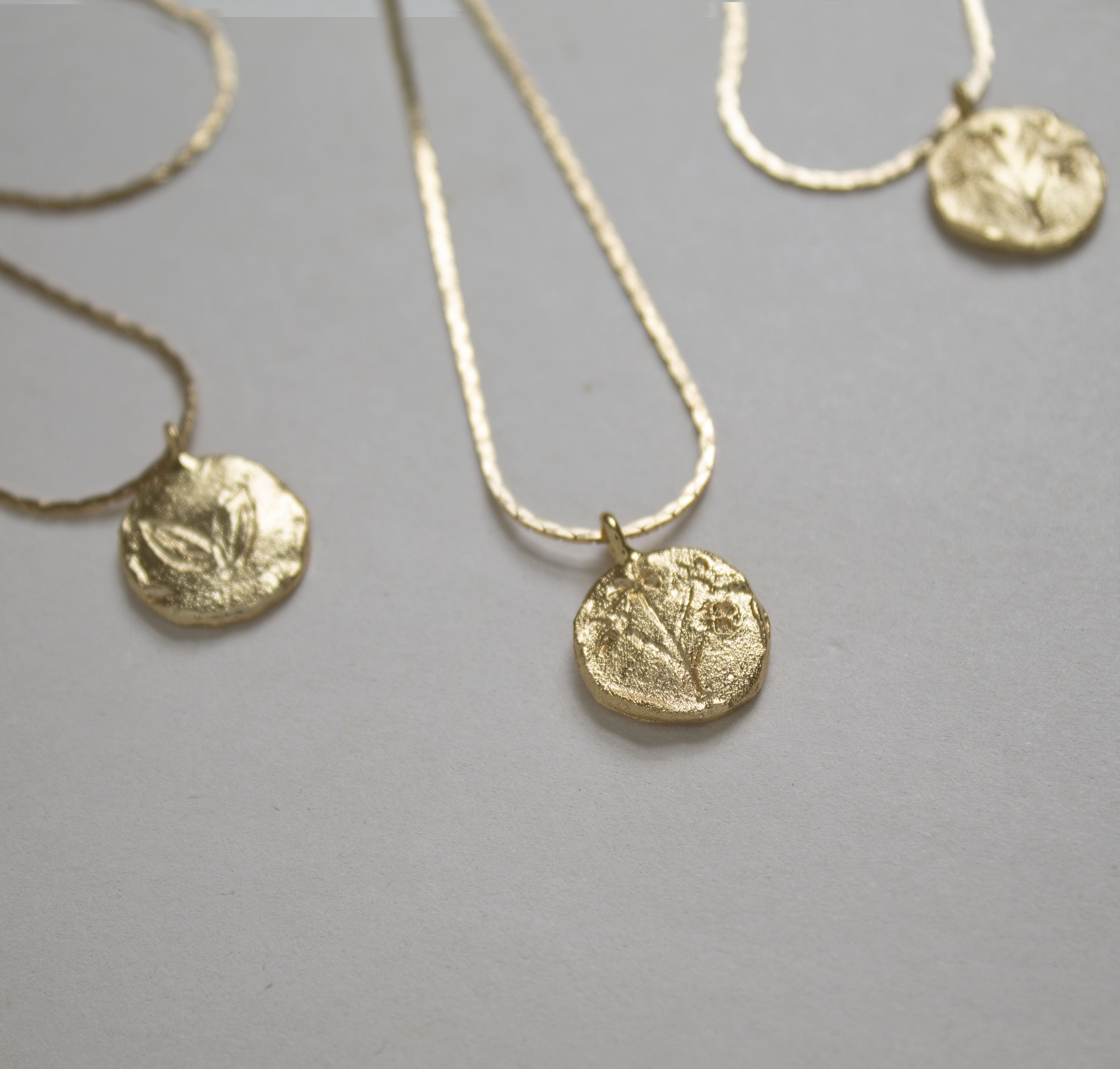 Collar Moneda inicial