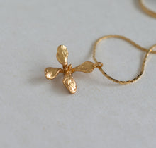 Cargar imagen en el visor de la galería, Collar Flor rábano
