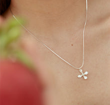 Cargar imagen en el visor de la galería, Collar Flor rábano
